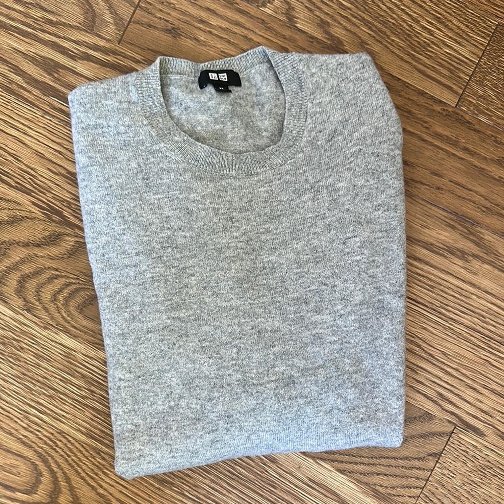 Uniqlo Men's Light Gray Crewneck Sweater